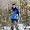 Metsänomistaja Timo Kujala on turhautunut hirvituhoihin. Korvauksia hän ei aio hakea, koska kokee, etteivät ne riitä korvaamaan tappioita.