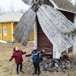 Jakokosken kylätalo ja vanha tuulimylly henkivät historiaa. Kuvassa kyläaktiivit Saara Sormunen ja Risto Mutanen.