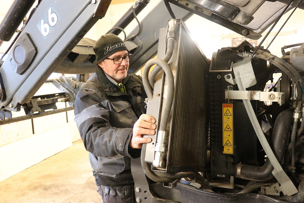 Ilmajokelainen viljelijä Timo Latva-Koivisto on tehnyt jo pitkään itse koneidensa ennakkohuollot. Hänen mukaansa perusasiat pystyy tekemään varsin helposti, ja siitä hyötyy myös taloudellisesti.