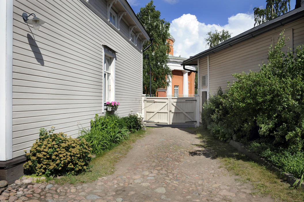 Soboleffin kauppakartano rakennettiin pian sen jälkeen, kun vuoden 1840 tulipalo oli tuhonnut korttelin aikaisemmat rakennukset.