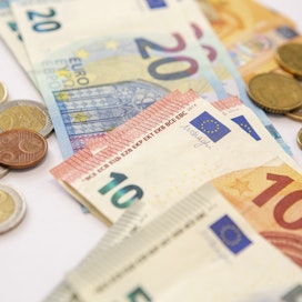 2 000 euroa kuussa ansaitsevan verotus kevenee laskelmien mukaan 1,0 prosenttiyksikköä ensi vuonna.