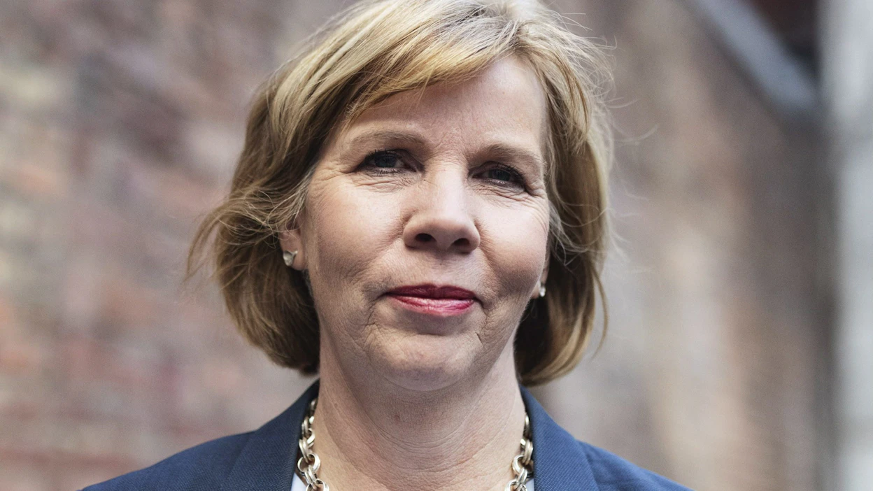 Saamelaiskäräjälain keskeisiä muutoksia esittelee infossa oikeusministeri Anna-Maja Henriksson.