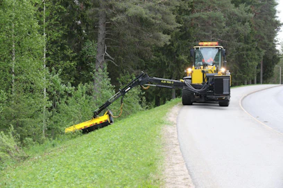 Ratemex-vesakko- leikkurin ulottuvuus on noin kuusi metriä.
