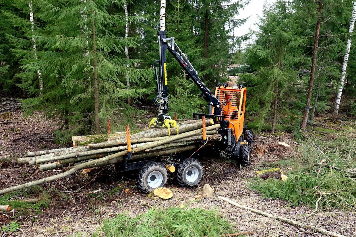 Kuormatila on mitoitettu kolmimetriselle puutavaralle. Ketteryyttä lisäävät vain 1,7 metrin leveys ja 45 asteen kääntökulma (ks. seuraava kuva).
