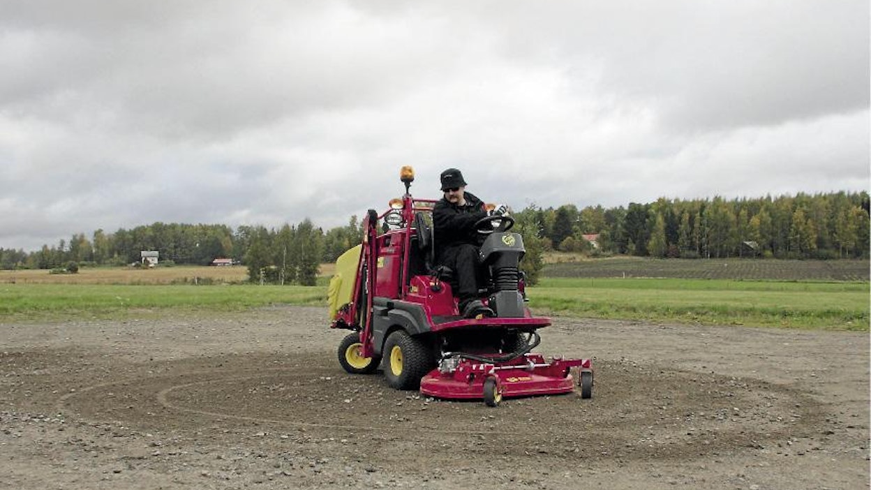 Kääntöympyrän läpimitta otettiin uloimmista pyöränjäljistä. Etesia vaatii eniten tilaa, Gianni Ferrari seuraavaksi eniten. Sauvaohjauksinen Grasshopper pyörähtää pienimmässä tilassa.