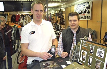 Suomalaiset Niklas Törn (vas.) ja Kalle Heiskanen esittelivät messuilla TimerGPS-ajanottolaitetta. Euroopan johtava ravimaa Ranska on heille kiinnostava markkina-alue. ANTTI SAVOLAINEN