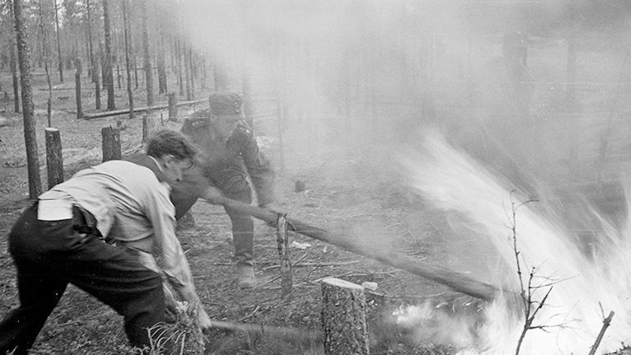 Metsäpalon sammuttamista sota­töiden lomassa jatkosodan aikana.