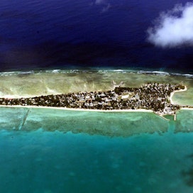 Samoa ja Kiribati ovat Tyynenmeren saarivaltioita. Kuvassa Kiribatiin kuuluva Tarawan atolli. LEHTIKUVA/AFP