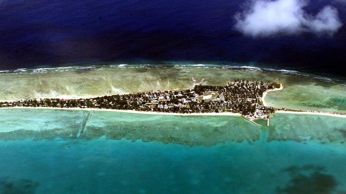 Samoa ja Kiribati ovat Tyynenmeren saarivaltioita. Kuvassa Kiribatiin kuuluva Tarawan atolli. LEHTIKUVA/AFP