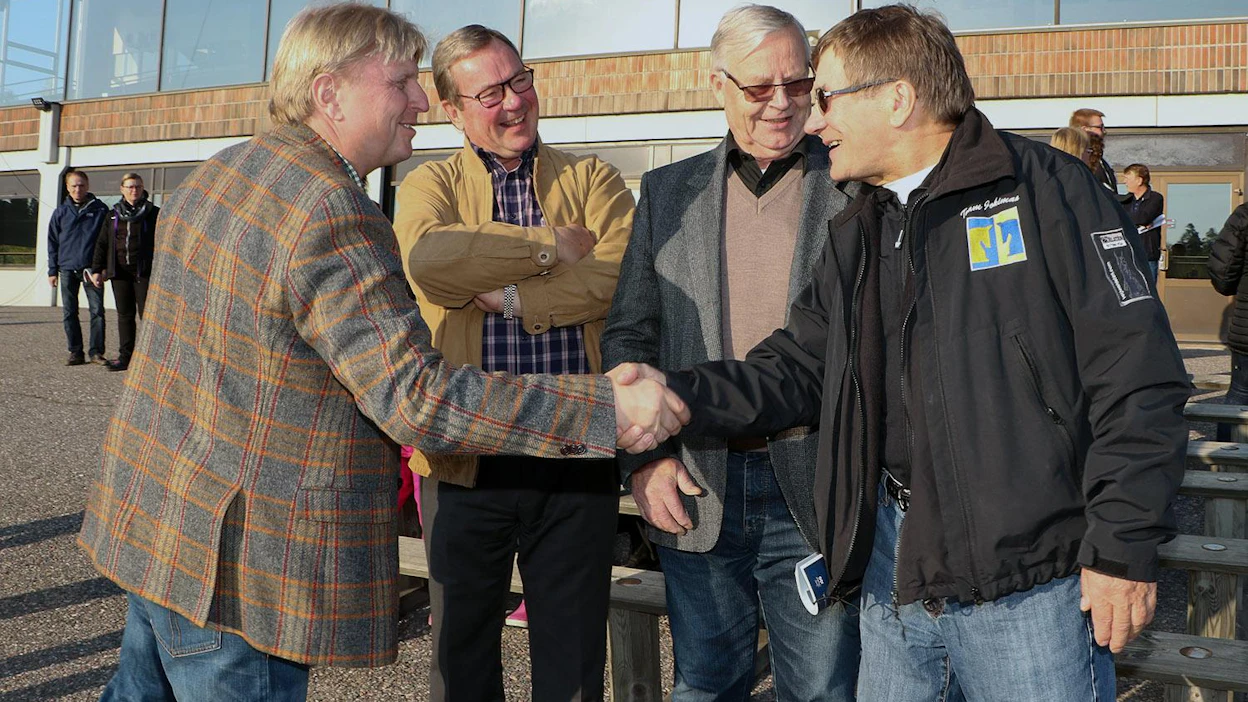 Kiva tavata! Se oli illan teema Ravinetin yksivuotissynttäreillä. Veijo Heiskanen ja Risto Airaksinen paiskasivat iloisesti kättä.