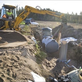 Kotitalousvähennystä saa muun muassa asennustöistä. Kuvassa peitellään jätevedenpuhdistamoa. Markku Vuorikari