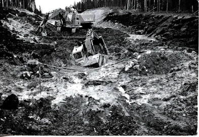 Poclain lähti vajoamaan maaleikkausta tehtäessä keskellä tulevan radan linjaa. Runsaiden sateiden takia maa oli tavallista märempää ja uppoamispaikalla maalaji oli erittäin häiriintymisherkkää.