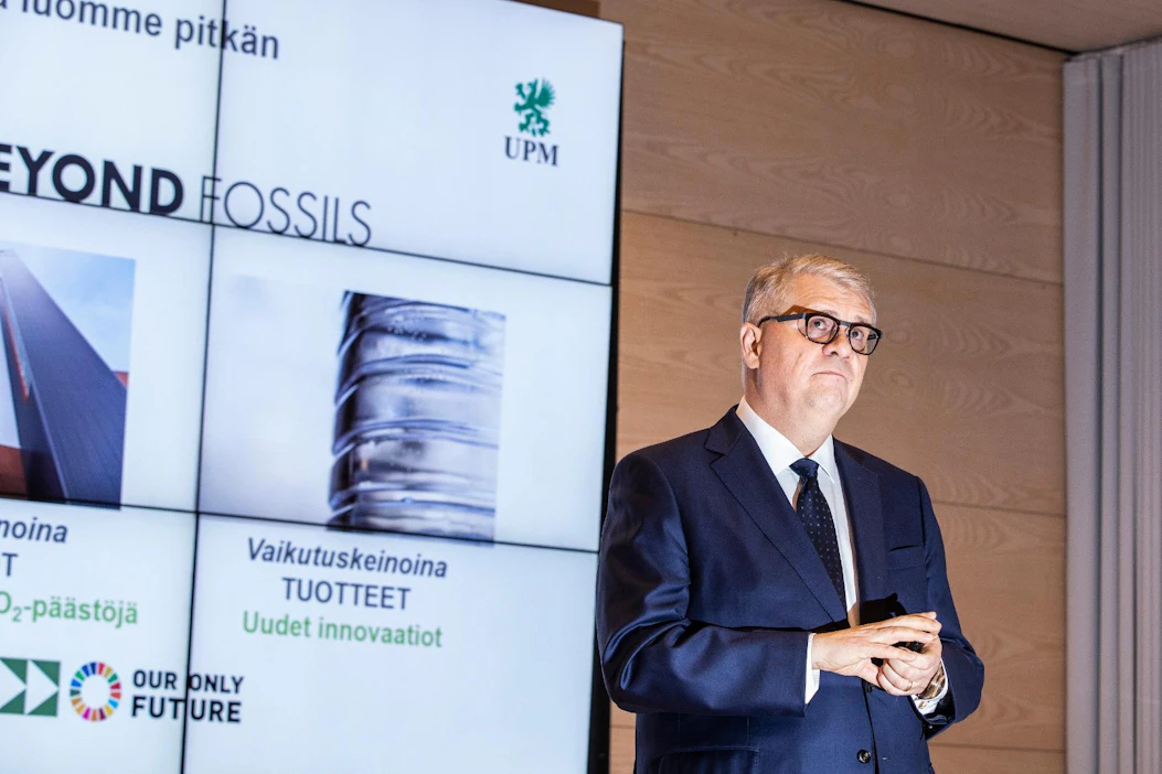 UPM:n toimitusjohtaja Jussi Pesosen mukaan metsäteollisuuden uusilla tuotteilla voidaan korvata myös auton renkaissa käytettyjä fossiilisia materiaaleja.