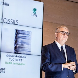 UPM:n toimitusjohtaja Jussi Pesosen mukaan metsäteollisuuden uusilla tuotteilla voidaan korvata myös auton renkaissa käytettyjä fossiilisia materiaaleja.