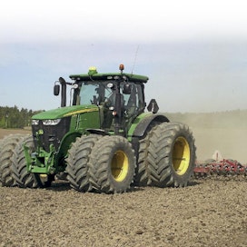 John Deere 7R -traktorin ominaisuudet vastaavat hyvin pelto- ja tieajon vaatimuksia.