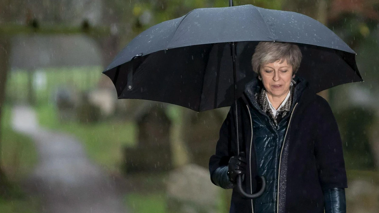 Britanniassa on huhuttu, että pääministeri Theresa May aikoisi lykätä parlamentin huomista äänestystä brexit-erosopimuksesta. LEHTIKUVA/AFP