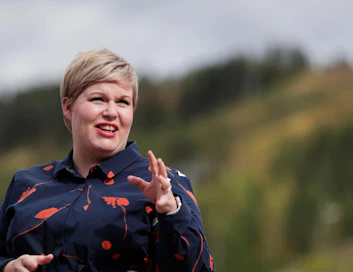 Keskustan valtiovarainministeri, puheenjohtaja Annika Saarikko nosti ilmastoasiassa ja päästöleikkauksessa neuvotteluja keskustan puolelta vetämään entisen pääministerin