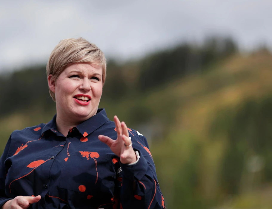 Keskustan valtiovarainministeri, puheenjohtaja Annika Saarikko nosti ilmastoasiassa ja päästöleikkauksessa neuvotteluja keskustan puolelta vetämään entisen pääministerin