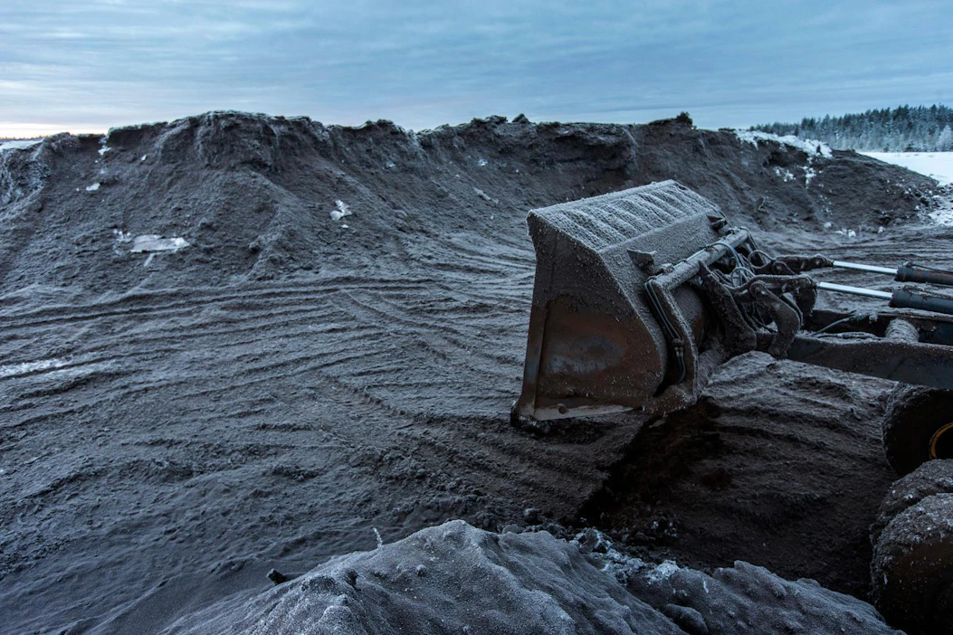 Turvevarkaat ovat viipyneet Honkajoella pitkään, sillä lastaus vie aikaa. Arkistokuva turvesuolta.