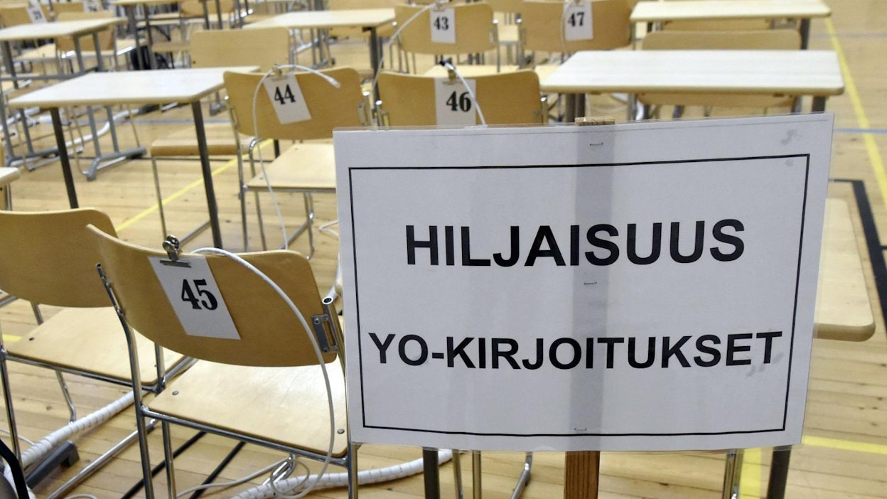 Tyhjä kirjoitussali Joensuun lyseon lukiossa maaliskuussa.