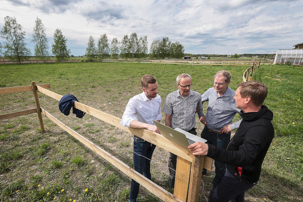 Aigiantin Olli Saarela (vas.) ja Harri Juntunen (oik.) esittelevät tietojohtamista Ilmajoen maatalousoppilaitoksella
