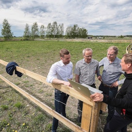 Aigiantin Olli Saarela (vas.) ja Harri Juntunen (oik.) esittelevät tietojohtamista Ilmajoen maatalousoppilaitoksella