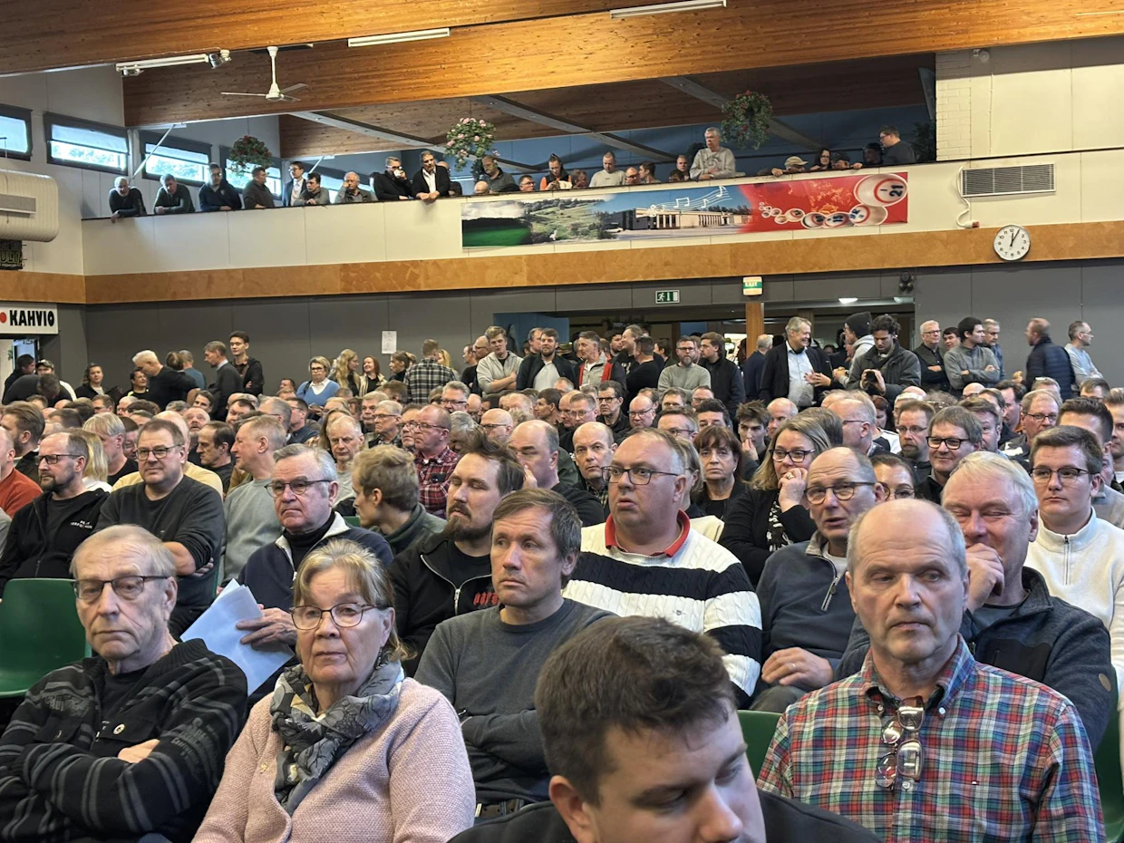 Teeriharju pullisteli kasvintuottajista, osallistujia arvioitiin olevan 800 henkilöä.