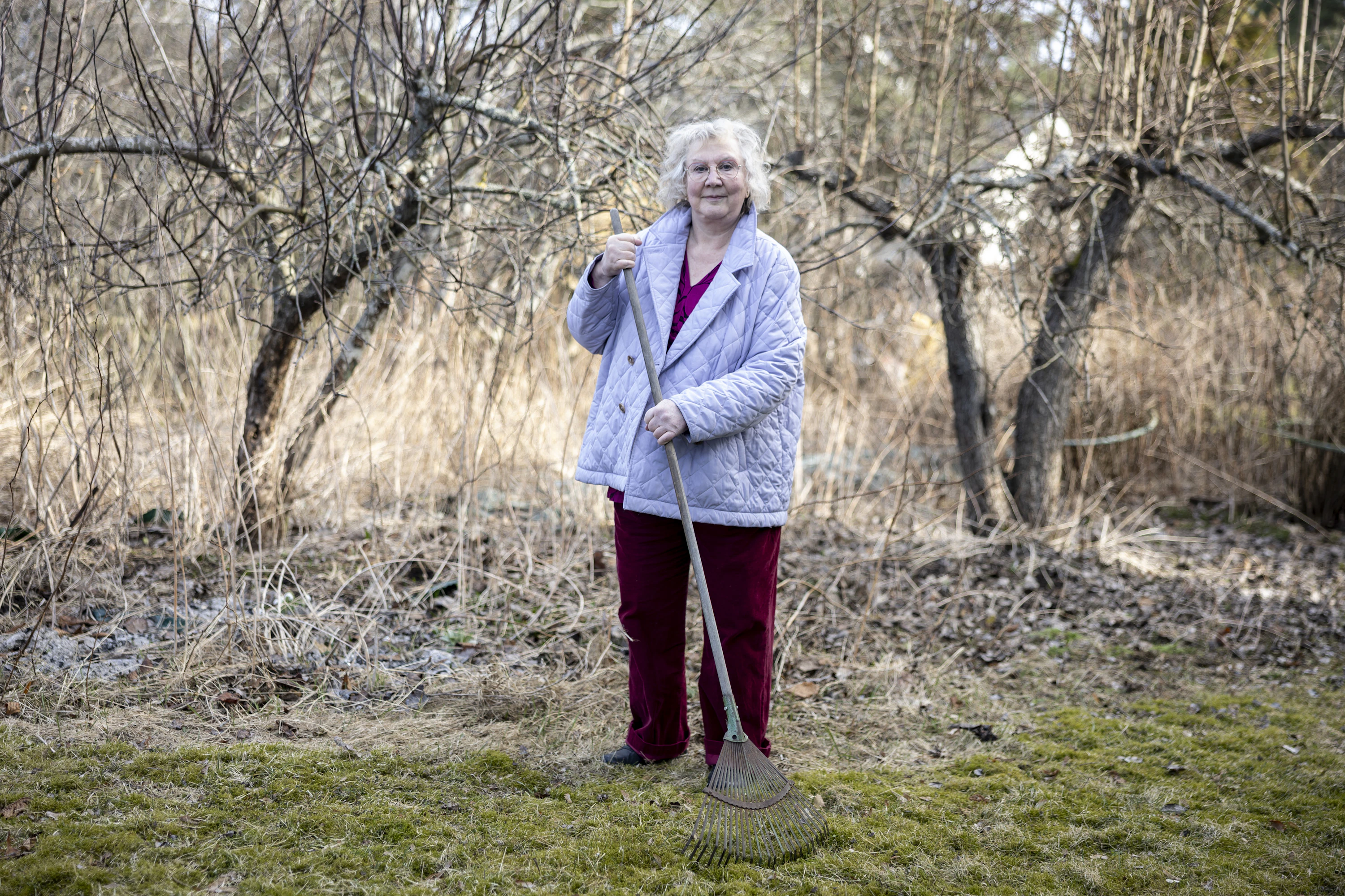 Anneli Kannon mökki on Vesilahdella. Siellä hän yrittää olla kuuntelematta isävainajansa ääntä, joka motkottaa joutenolosta.