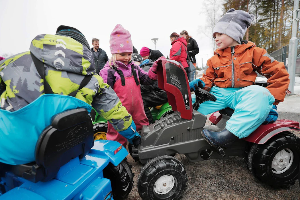 Helmi Kauranen tutkii polku-Valtran moottoria. Ratin takana tutkimusta tarkkailee Niklas Pappila.
