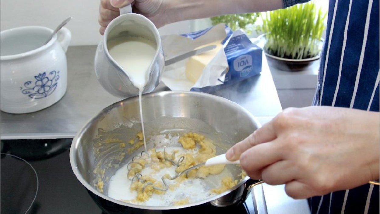 Valmista maitokastike paksupohjaisessa kattilassa. Sekoita jauhot voisulaan. Lisää kylmä maito kevyesti vatkaten rasva-jauhoseokseen. Jaana Kankaanpää