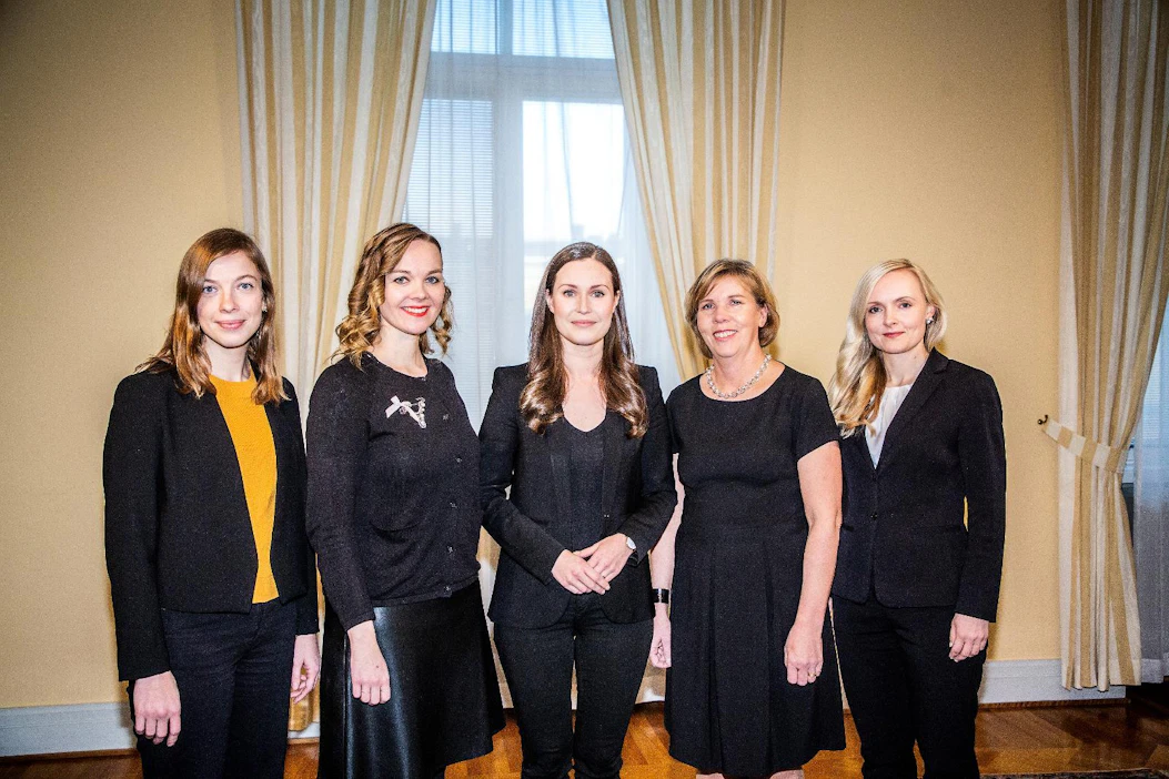 Ruotsalainen kansanpuolue on mukana sosiaalidemokraatti Sanna Marinin (keskellä) johtamassa hallituksessa, jonka oikeusministeri on RKP:n puheenjohtaja Anna-Maja Henriksson (toinen oikealta). Henrikssonin oikealla puolella on vihreiden puheenjohtaja, sisäministeri Maria Ohisalo. Äärimmäisenä vasemmalla on vasemmistoliiton puheenjohtaja, opetusministeri Li Andersson, jonka vieressä on keskustan puheenjohtaja, valtiovarainministeri Katri Kulmuni.