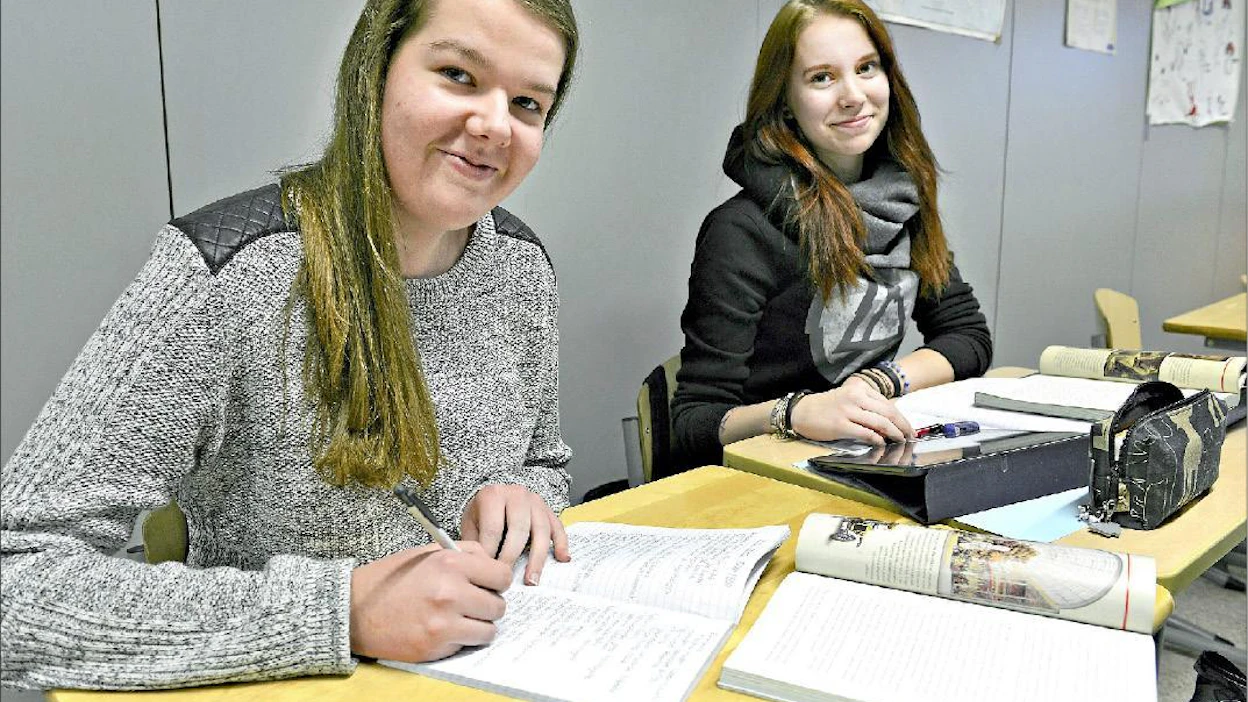 Anniina Halkola Isojoelta ja Minnamaria Jämsä Toholammilta ovat Kannuksen lukion ykkösluokkalaisia. Kumpikin haaveileeeläinlääkärin ammatista. Esko Keski-Vähälä