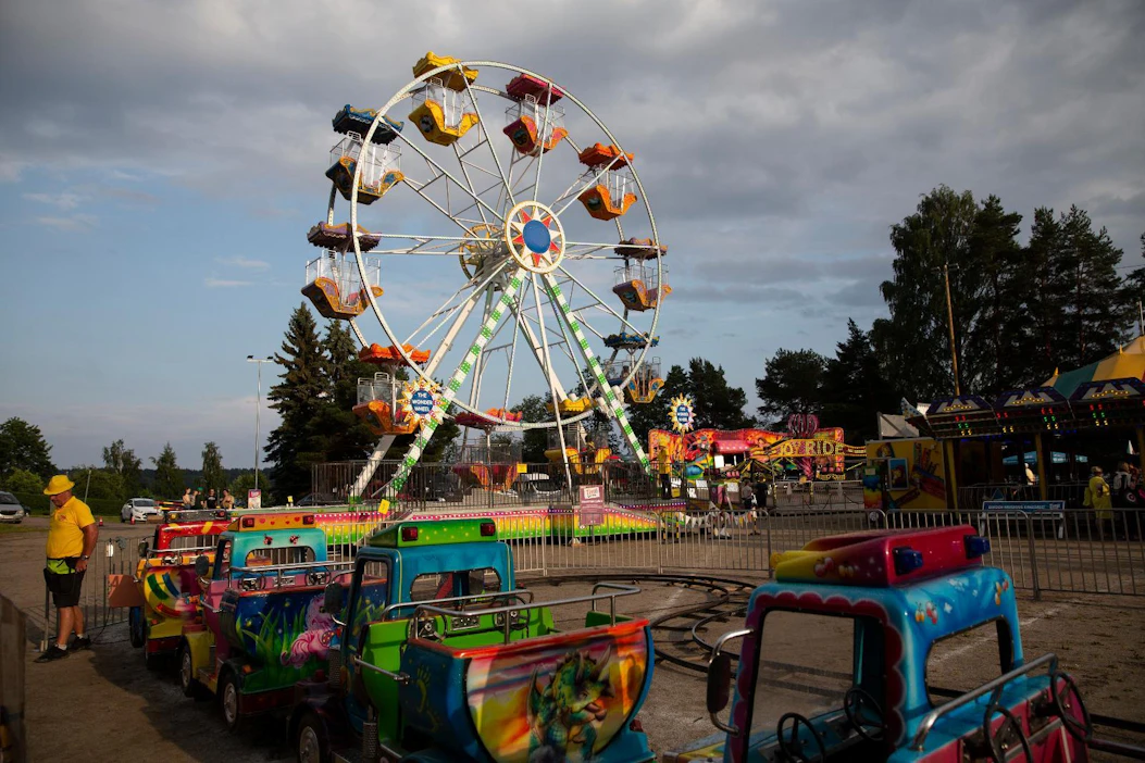 Tivoli Seiterän laitteisiin pääsee huvittelemaan tällä hetkellä Savonlinnan Heikinpohjassa. Kuvassa näkyy tämänvuotinen uutuus maailmanpyörä.