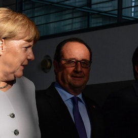 Saksan liittokansleri Angela Merkel, Ranskan presidentti Francois Hollande ja Italian pääministeri Matteo Renzi osallistuivat lehdistötilaisuuteen ennen Berliinin brexit-koukousta eilen. EU-johto jatkaa kokoustusta tänään.