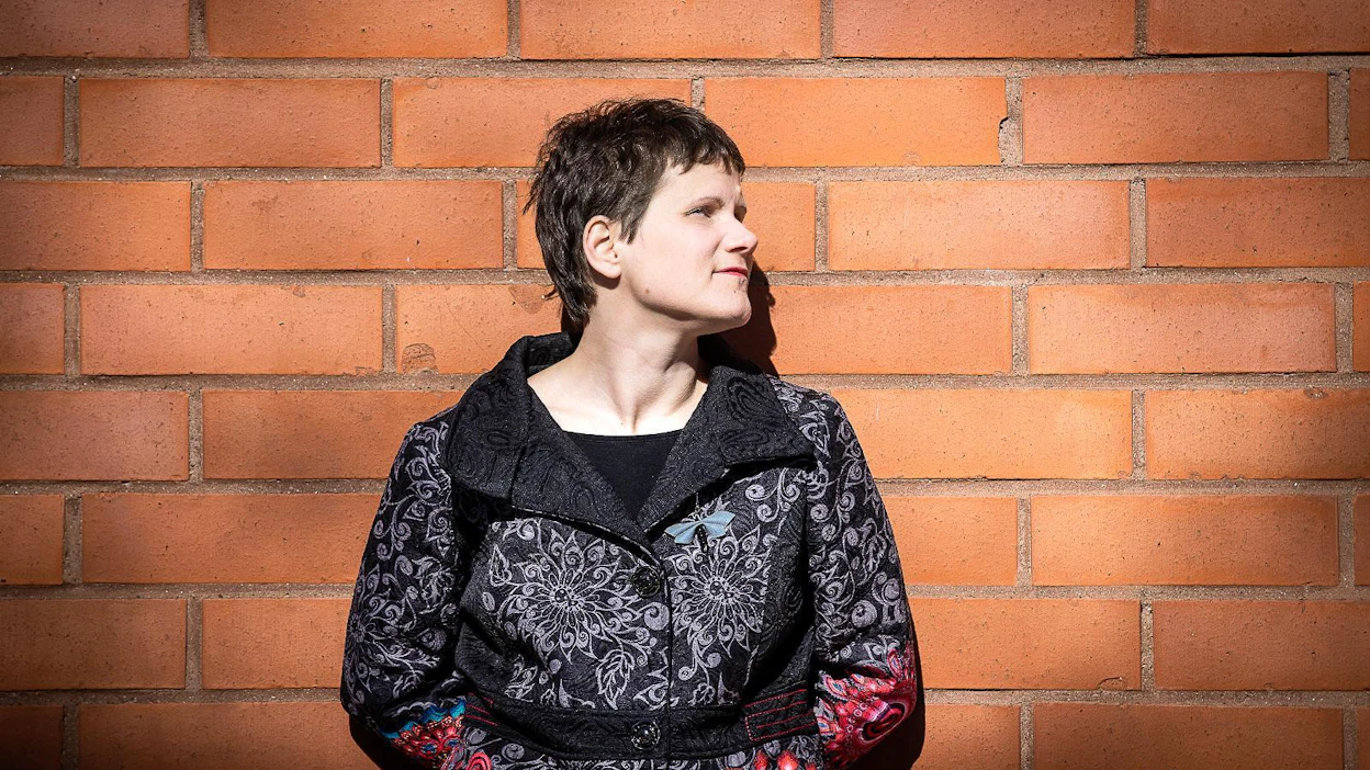 Tamperelainen Saara Henriksson on julkaissut romaaneja, tietokirjoja ja novellikokoelman. Lisäksi hän työskentelee kustannustoimittajana ja luovan kirjoittamisen opettajana sekä kommentoi muiden tekstejä.