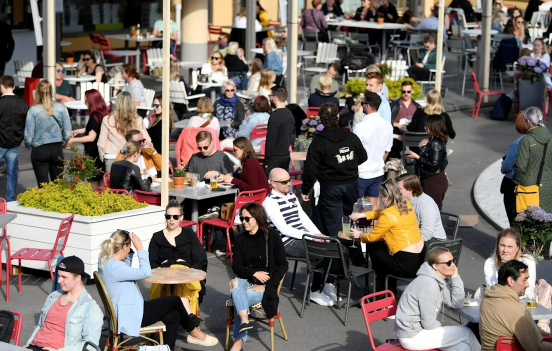 Ravintoloiden ja kahviloiden tulee huolehtia riittävästä etäisyydestä asiakkaiden välillä.