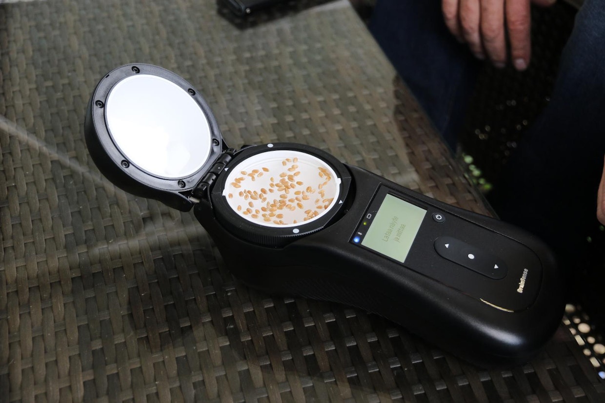 Grain Sense -mittari tarvitsee analysointia varten ainoastaan muutaman kymmenen jyvää. Analysointi tehdään NIR-tekniikalla.