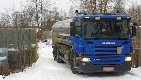 Rehuvalmistajan säiliöauto kävi tarhalla viime perjantaina.