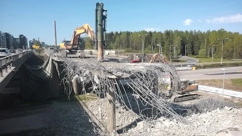 Savonlinnan PR-Urakointi Oy:n Power Dropper on ollut jo 30 vuoden ajan tuttu näky monilla siltojen purkutyömailla. Kaikkiaan siltojen purkutöitä on yrityksellä takana noin 400 kappaletta. Laiteen suurikokoinen ulkonäkö hieman hämää, sillä sen paino jää noin 6 tonniin. Suurin iskuvoima on 200 kJ.