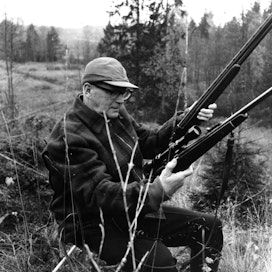 Presidentti Urho Kekkosen tiedetään lopettaneen metsästyksen vuoden 1975 tienoilla. Hänellä oli 32 aseeseen luvat, joiden joukossa myös sakolaisia.