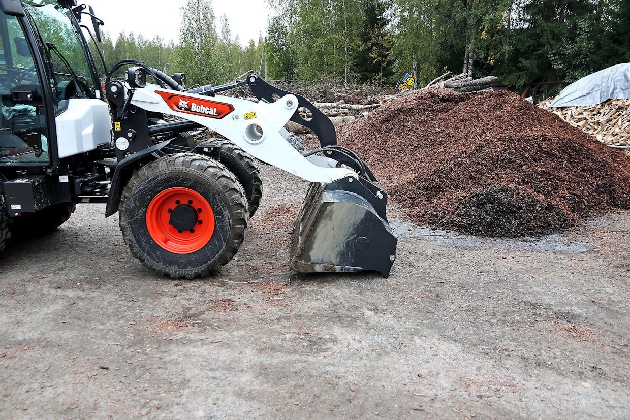 Kauhan liikeradat ovat mallikkaat. Suurimmaksi nostokorkeudeksi ilmoitetaan 3 250 mm ja kaatokuormaksi suorassa 3 801 kiloa.