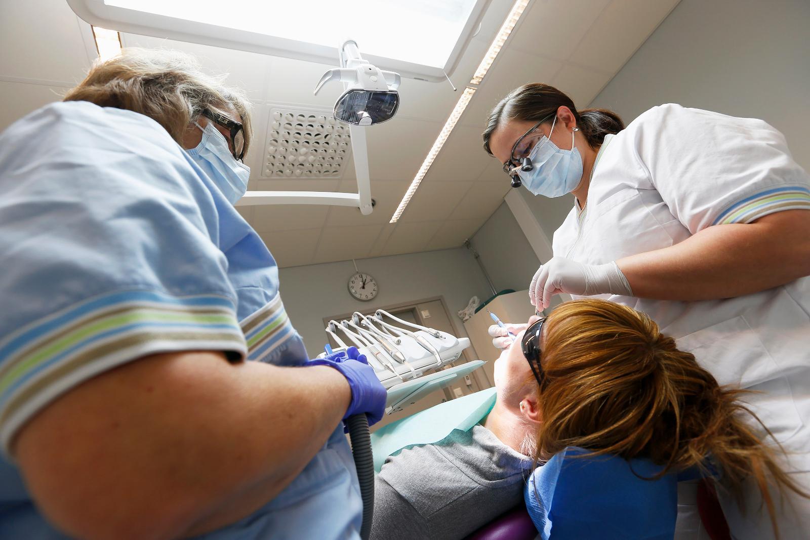 Sekä potilaat, henkilökunta että koirien omistajat arvioivat koirien läsnäololla olevan myönteisiä vaikutuksia potilaan hoitoon. 