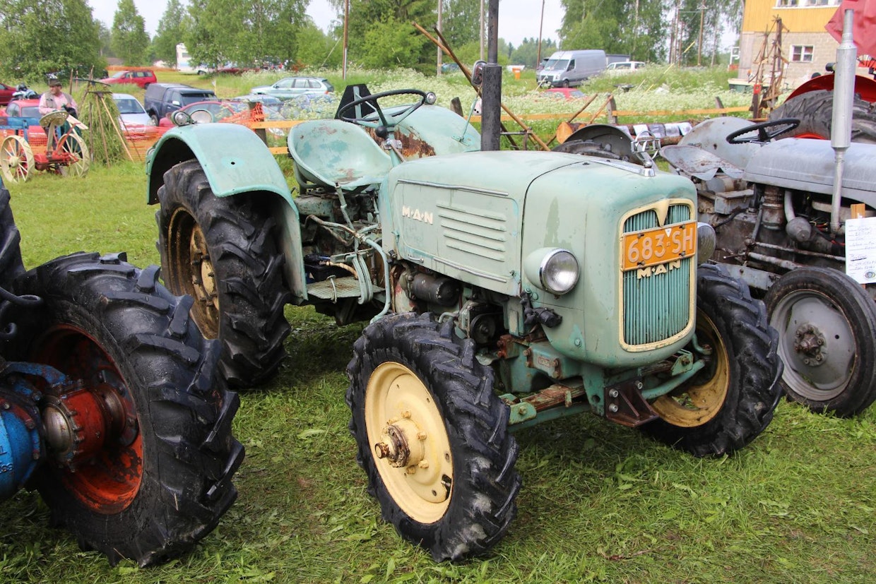 M.A.N lienee ollut 60-luvun alussa eniten maatalouskäyttöön ostettu neliveto. Maahantuonnissa oli lyhyt katkos, kunnes vuosikymmenen vaihteessa OTK alkoi edustaa maatalous- ja Laakerikeskus Oy teollisuusmalleja. Kovin mahtaviin lukemiin ei OTK päässyt, mutta paljon parempiin kuin aiemmin: vuonna 1961 tehtiin kaupat peräti 95 traktorista, joista suurin osa oli nelivetoja. M.A.N 4P1 kuului viimeiseen mallistoon, tätä 3-sylinteristä 35 hv:n nelivetoa tehtiin 2 385 kpl vuosina 1960–63. (Iisalmi)