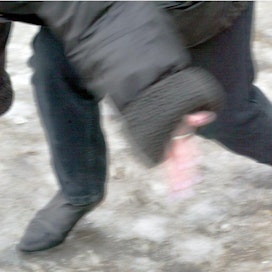Pohjoisessa Suomessa jalkakäytävät ovat yöllä ja aamulla osin erittäin liukkaita tamppautuneen lumen takia.
