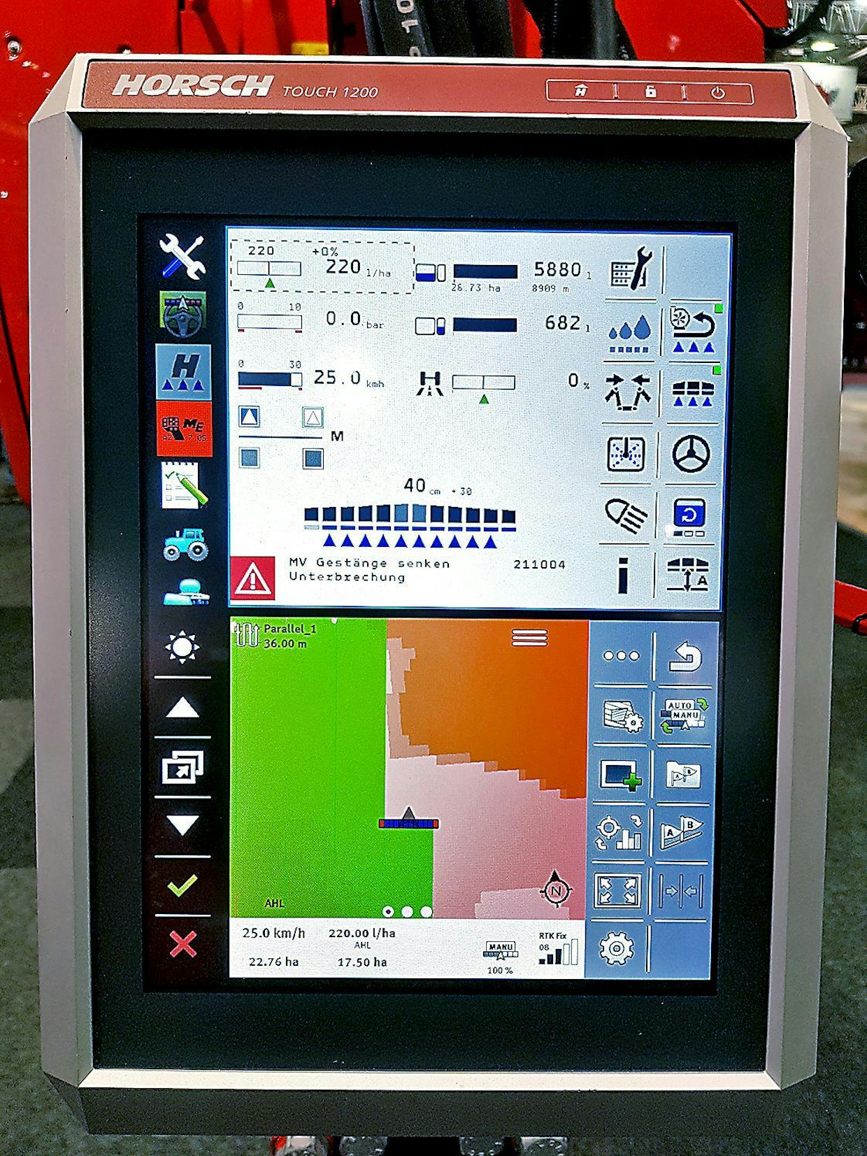 Horschin selkeä Touch 1200 Isobus -näyttö voidaan jakaa osiin. Kuvassa ovat ruiskun hallinta, ajo-opastimen tai automaattiohjauksen ohjaus ja alempana työn etenemistä kuvaava grafiikka. (TL)