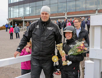 Timo Korvenheimo ja Kirsi Simi pääsivät juhlimaan kotiradalla ikimuistoista kolmoisvoittoa.