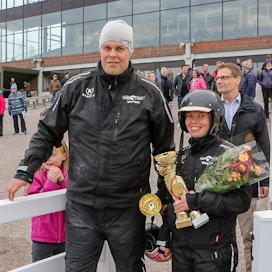 Timo Korvenheimo ja Kirsi Simi pääsivät juhlimaan kotiradalla ikimuistoista kolmoisvoittoa.