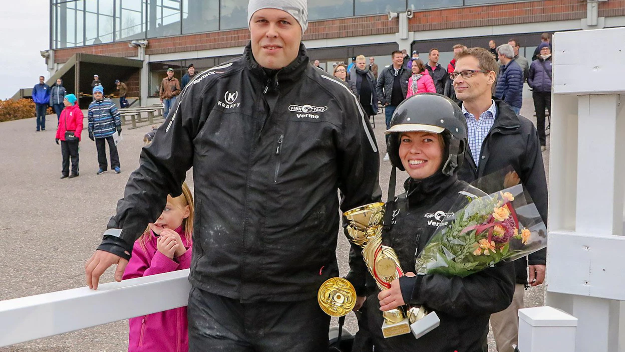 Timo Korvenheimo ja Kirsi Simi pääsivät juhlimaan kotiradalla ikimuistoista kolmoisvoittoa.
