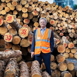 Ilmastonmuutoksessa puu on tärkeässä osassa. ”Sahatavara ja puujalosteet ovat pitkän hiilikierron tuotteita eli hiili sitoutuu niihin jopa sadaksi vuodeksi. Yksi sahatavarakuutio sitoo noin 0,9 tonnia hiiltä”, Ilkka Kylävainio kertoo.