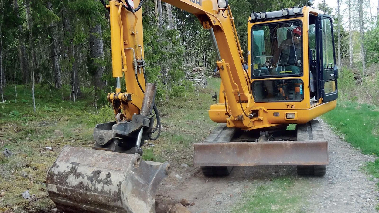 Hyundain ensimmäiset kauhalliset uudessa talossa otettiin välittömästi sen jälkeen, kun uusi ohjausvipu oli ruuvattu kiinni. Vartin ajon jälkeen huomattiin, että vipu heilui puolelta toiselle melko hervottomana: yksi mutteri oli unohtunut kiireessä kiristää.